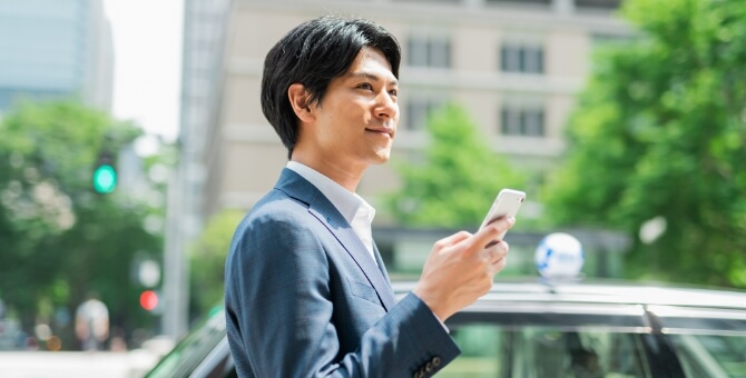 SALES 営業職　24歳